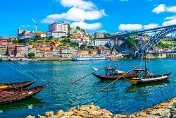Discover Lisbon, Porto and the Douro Valley (port-to-port cruise) (Croisi Europe)