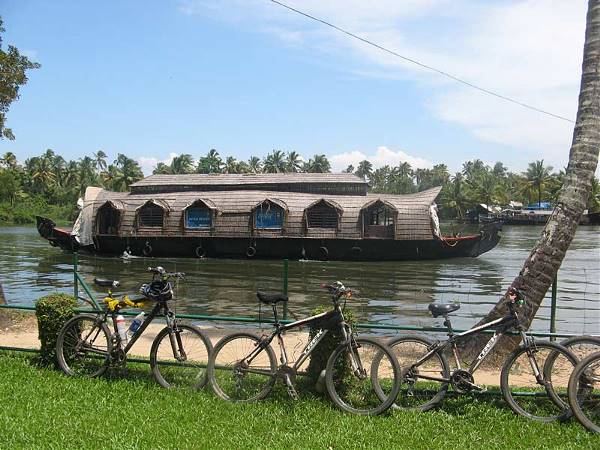 Cycle the Coast of Kerala (Exodus)