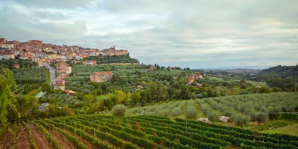 Tuscany to Cinque Terre: Wines, Villages & Unforgettable Walks (G Adventures)