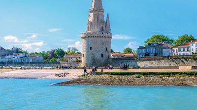 Cruise through the Aquitaine Region from Bordeaux to Royan, along the Gironde Estuary and the Garonne and Dordogne Rivers (port-to-port cruise) (CroisiEurope)