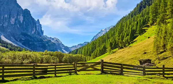 Klassische Bilderbuchlandschaft in Tirol – das Stubaital (Wikinger)