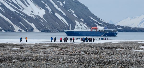Norte de Spitsbergen Basecamp - Kayak gratuito, raquetas de nieve / senderismo, taller de fotografía (Oceanwide)