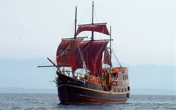 Sail Dubrovnik to Split / Ensuite, Above Deck Cabins (Traveltalk)