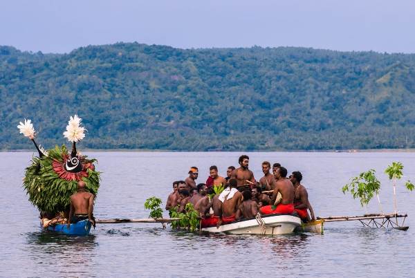 Papua-Neuguinea | New Britain • Bougainville: Rabaul-Mask-Festival, Vulkanhühner und Südsee untouched (Diamir)