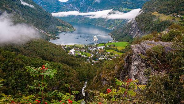 Norwegian Fjords Charms And Traditions (Indus)